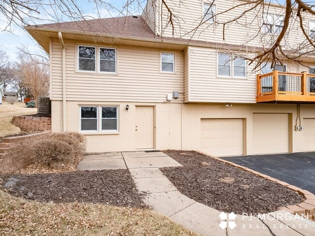 Building Photo - 3 Bed 3 Bath Duplex - Available now