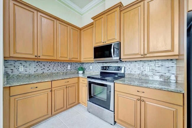 Building Photo - Convenient Central Location - 4 Bedroom + ...