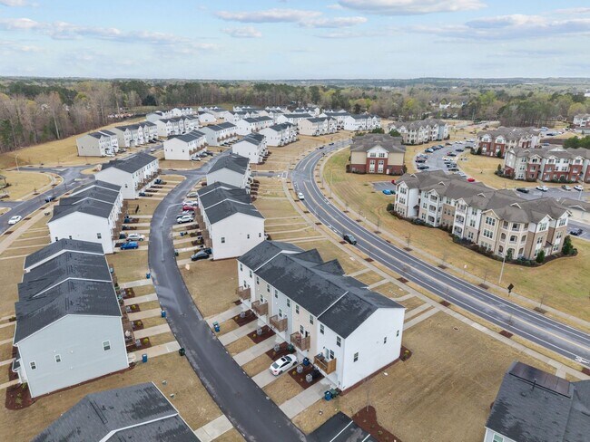 Building Photo - Raleigh Living Made Easy – 3BR Townhome w/ Amenities & Prime Location