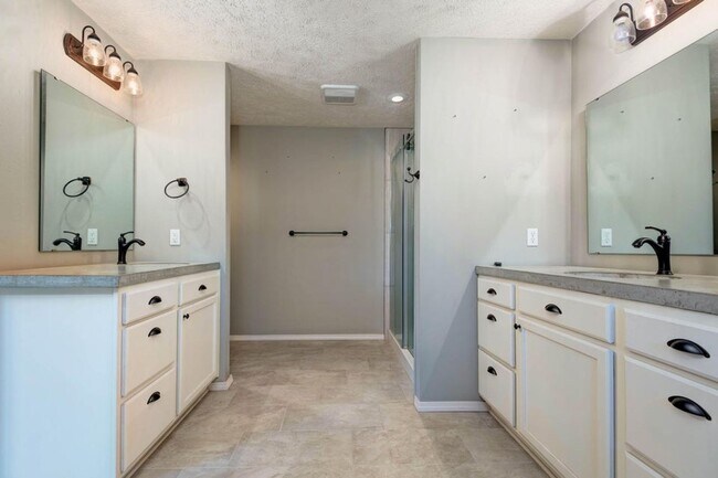 Building Photo - Republic Schools - Gorgeous 3 Bed 2 Bath 3 Car Garage For Rent!