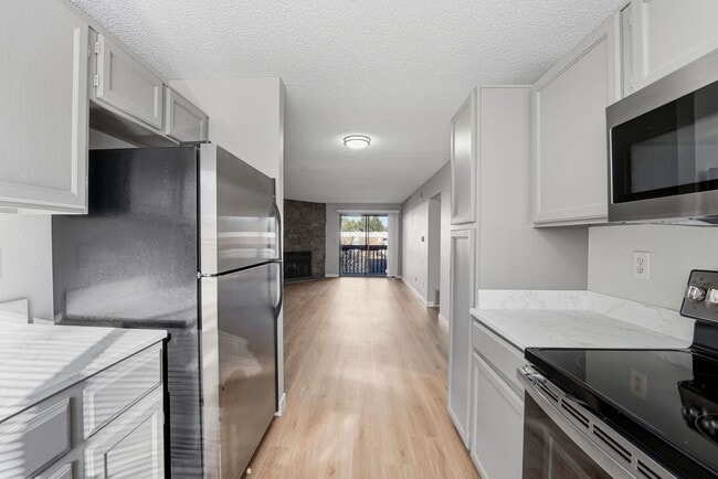 Building Photo - Updated 2 bed / 1 bath home in Lakewood!