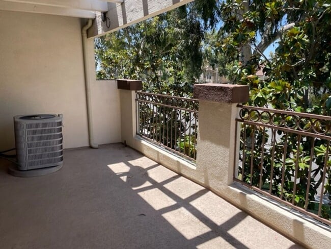 Building Photo - 2 Bedroom in Beautiful Tustin Golf Community