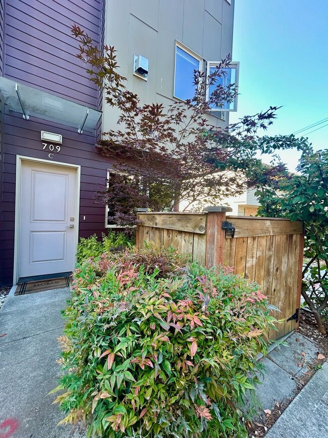 Building Photo - Capitol Hill/Cherry Hill Townhouse