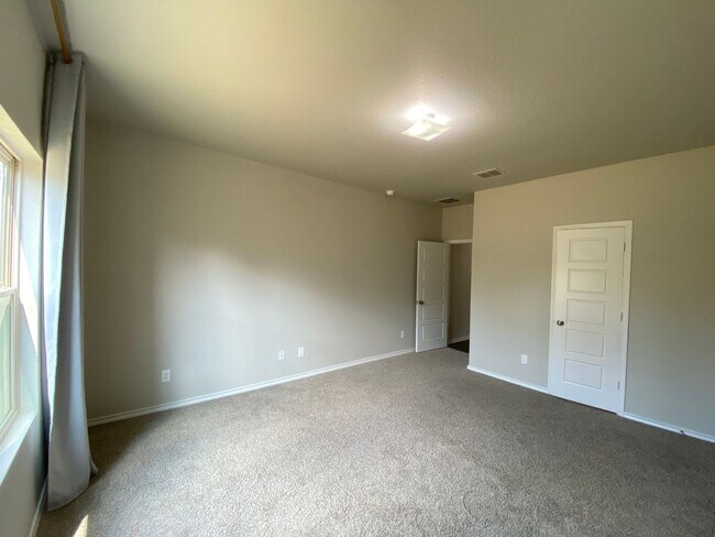 Building Photo - Spacious 4 Bedroom ~ Convenient to JBSA Ra...