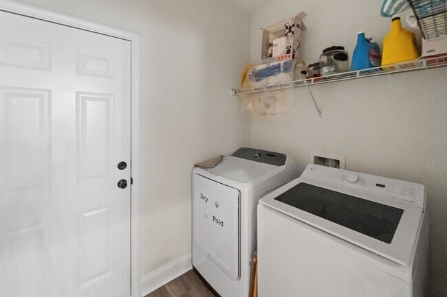 Building Photo - Comfort & Style Meet in This Beautiful 4 Bedroom Midway Home