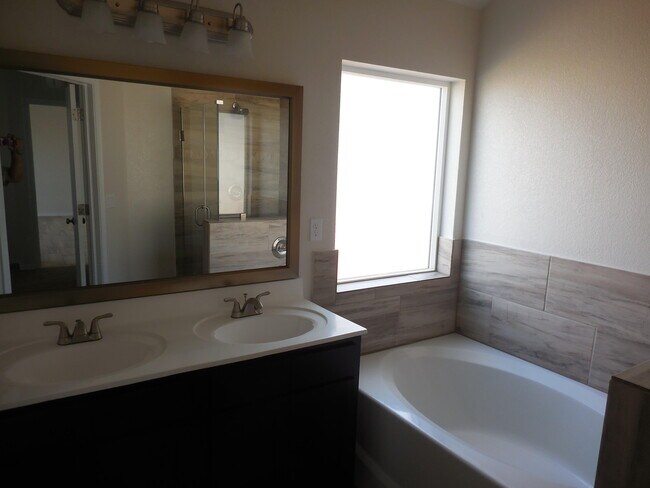 Building Photo - 1100 Summer Night Pl