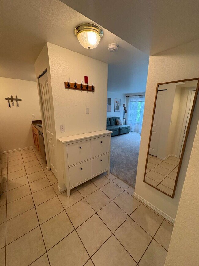 Building Photo - Bright, Modern 1BR Near Hospitals, SU & Transit in secure building and a Walk Score of 95!