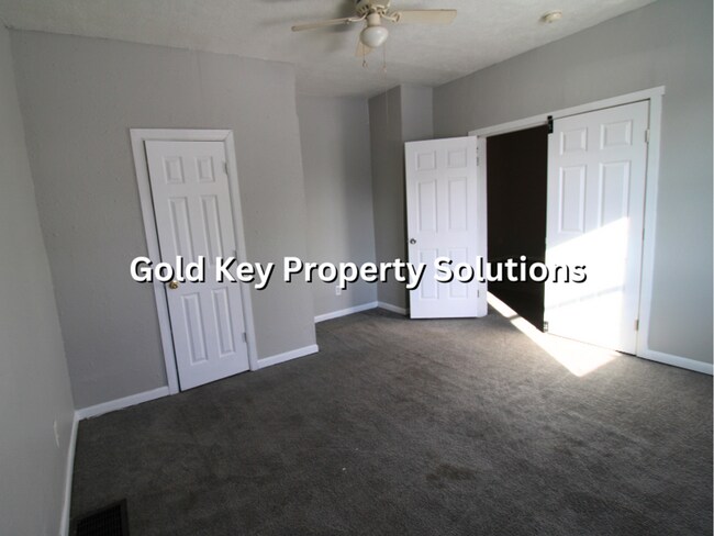 Building Photo - 816 W 11th St