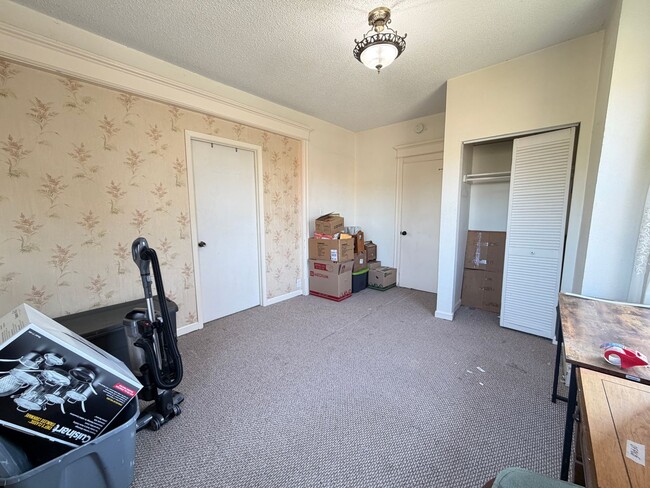 Building Photo - 1st Floor 2 Bedroom Apartment w/ Private Basement - Available July 1st