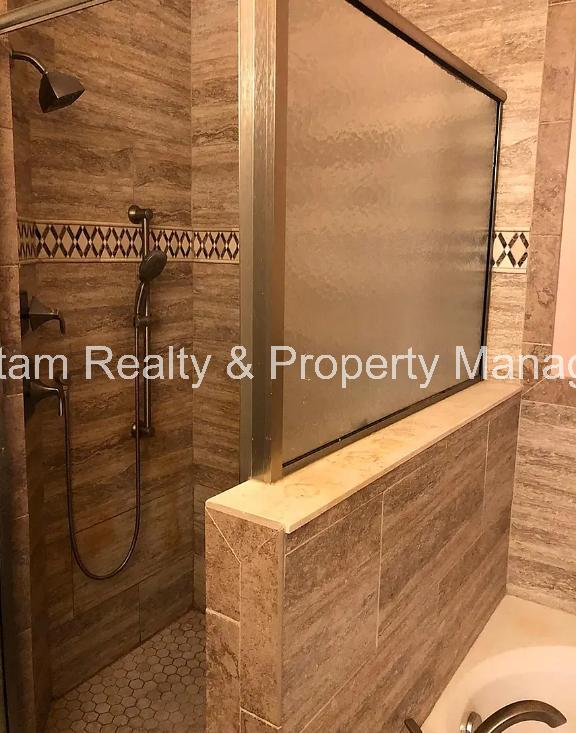 Building Photo - 1109 Cathcart Cir