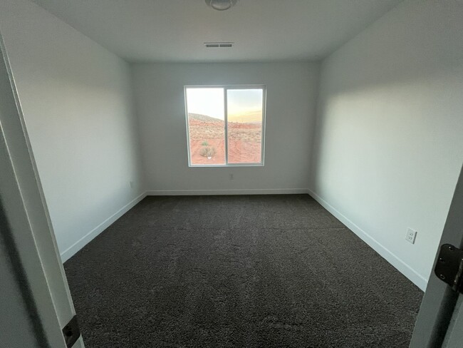 Building Photo - Beautiful 3 Bed Townhome with Amazing Amenities! 6 Month Lease