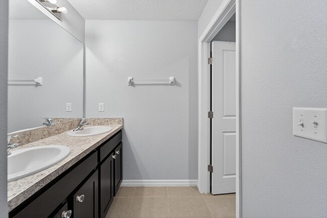 Building Photo - Stunning 5 bed/ 2 bath