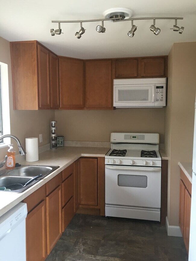 Building Photo - Convenient Location! Easy walk to CU Campu...
