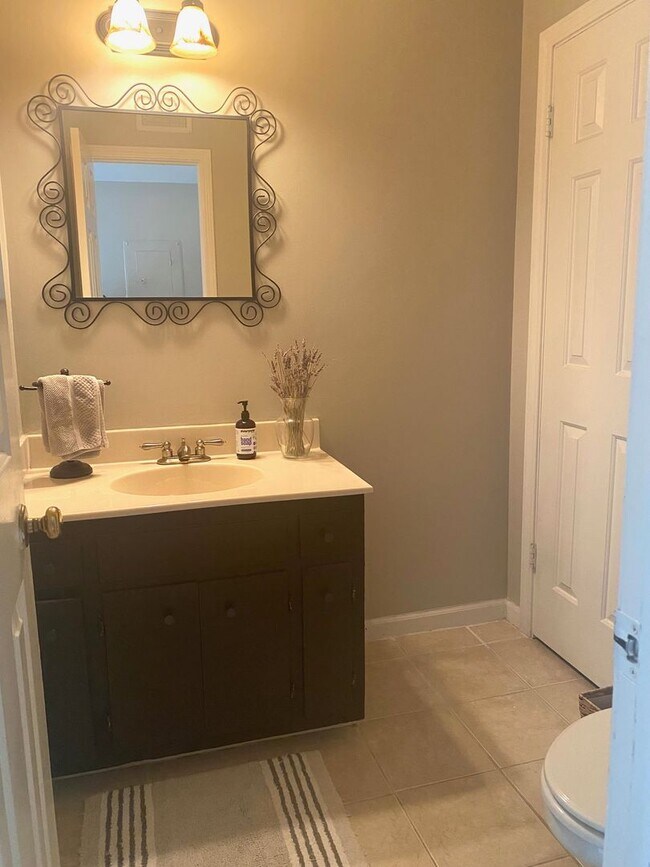 Building Photo - 2 Bed, 1.5 Bathroom Townhome with 2 Vehicle Carport