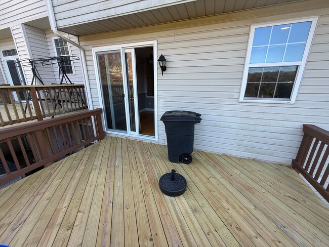 Building Photo - Spacious Townhome in desirable Bel Air Nei...