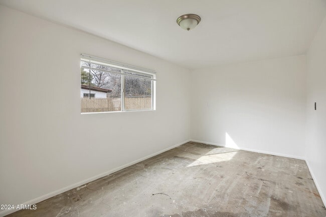 Building Photo - 922 E Orange Dr