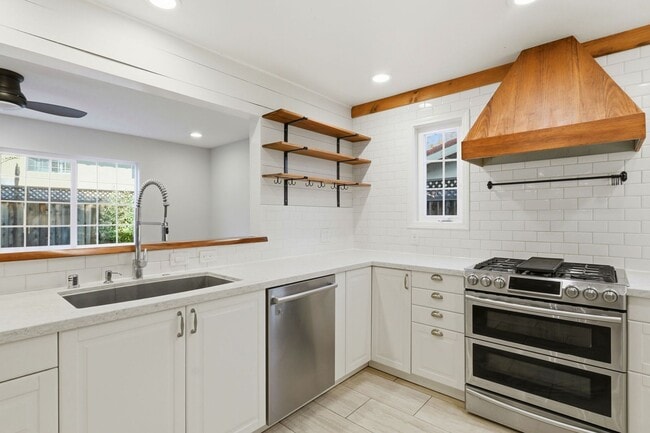 Building Photo - Santa Teresa 5-Bedroom 3-Bathroom Home