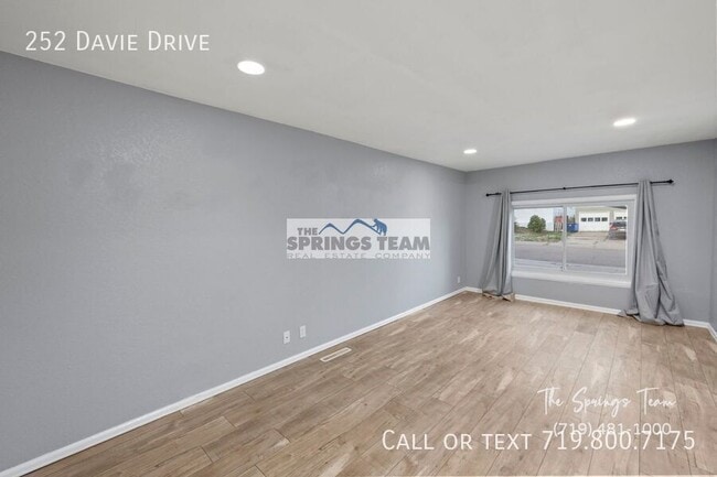 Building Photo - 252 Davie Dr