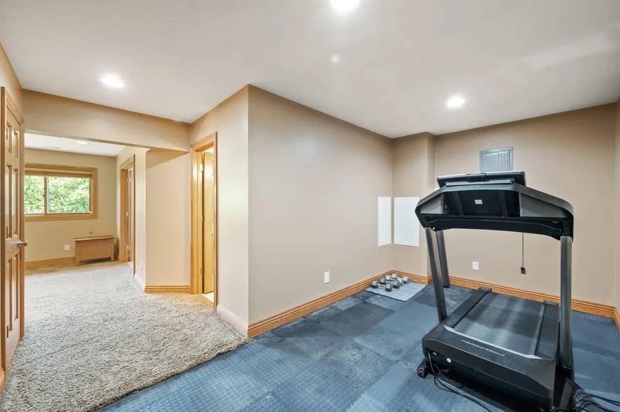 Building Photo - 5265 Fenson Ct N