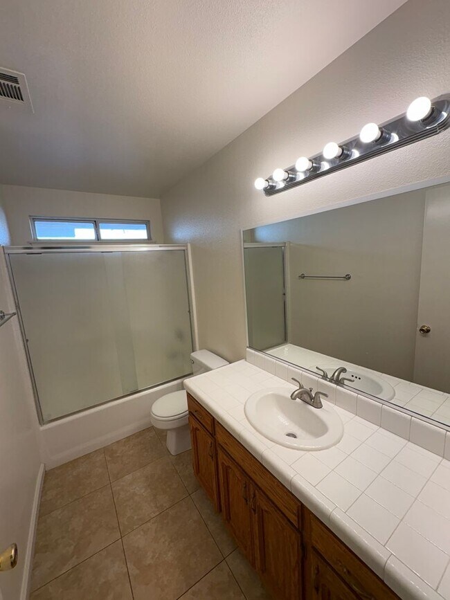 Building Photo - NE Visalia home Rent Ready!