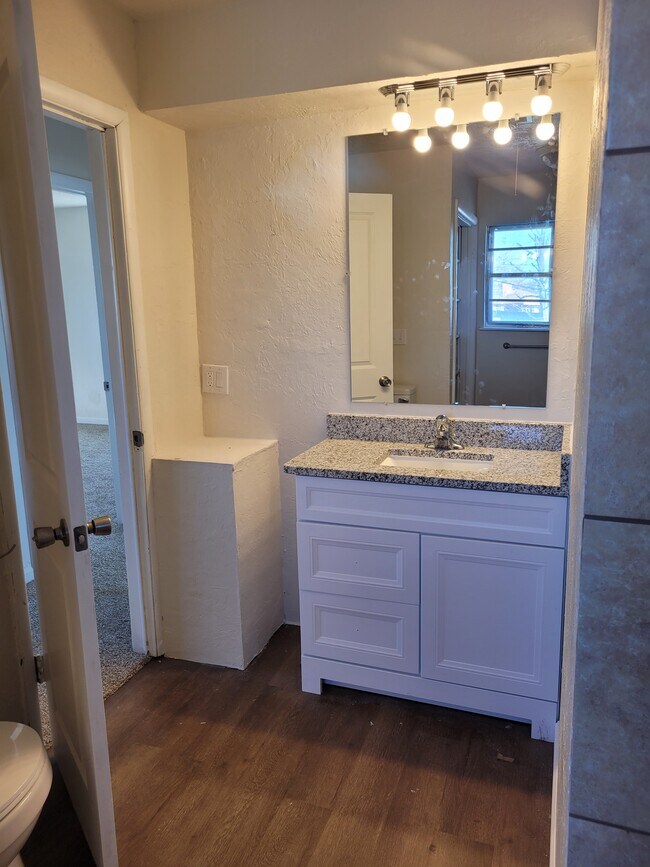 Building Photo - 8204 S Country Club Dr