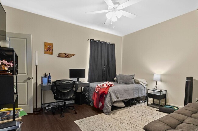 Building Photo - Spacious 3 Bedroom 3.5 Bath Available Fall 2026! Schedule your Tour and Apply today!