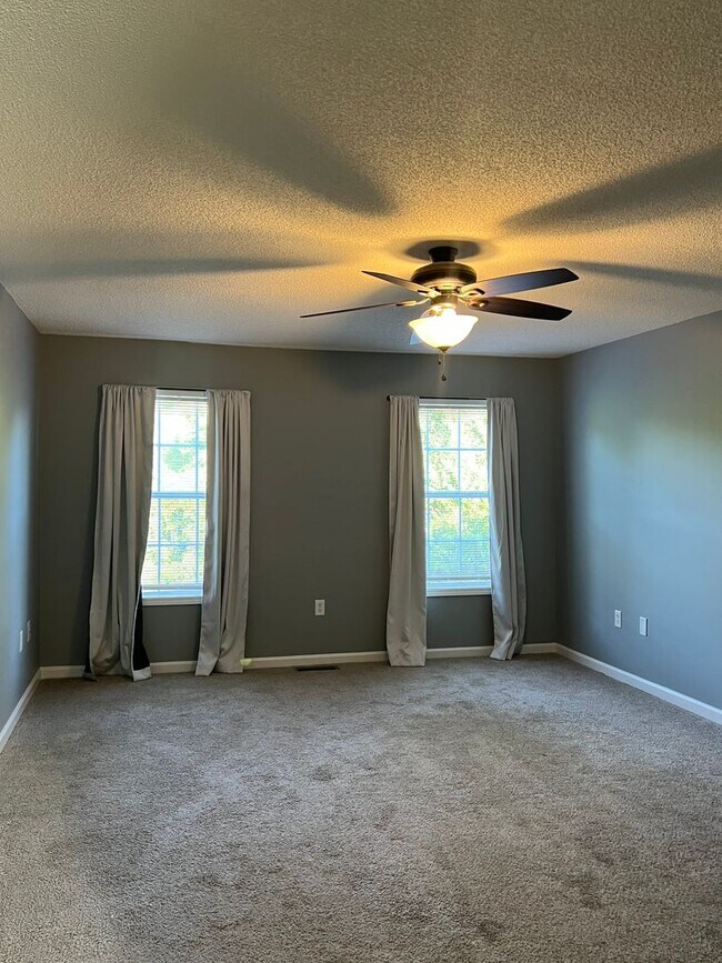 Building Photo - Available NOW  - 117 N. Springview