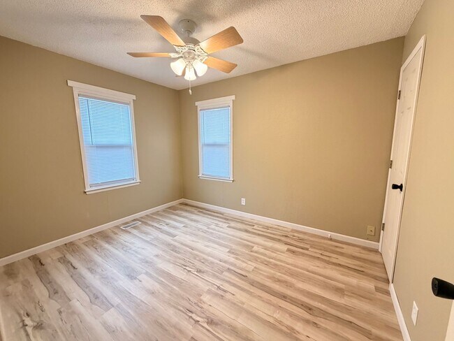 Building Photo - Remodeled 3 Bedroom! $975