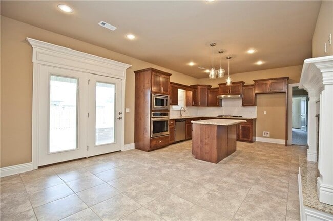Building Photo - 4609 SW Plumley Ave