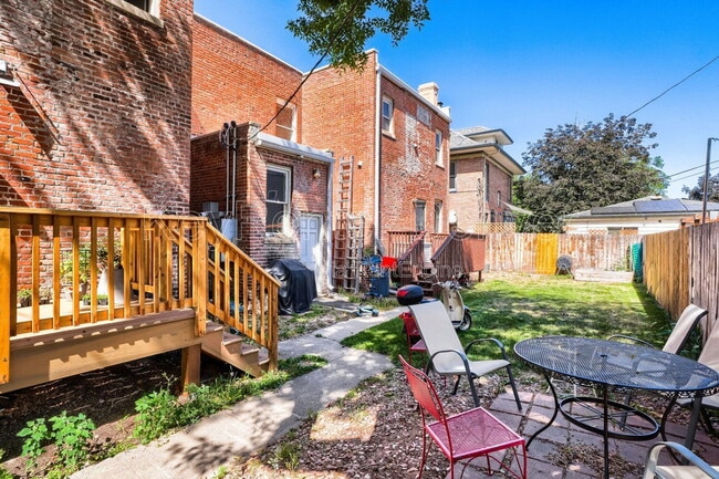 Building Photo - 322 E Cedar Ave