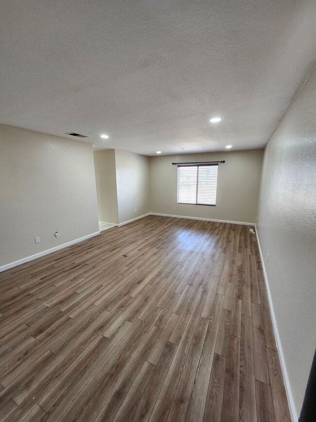 Building Photo - Beautiful 5 Bedroom House fully remodeled....