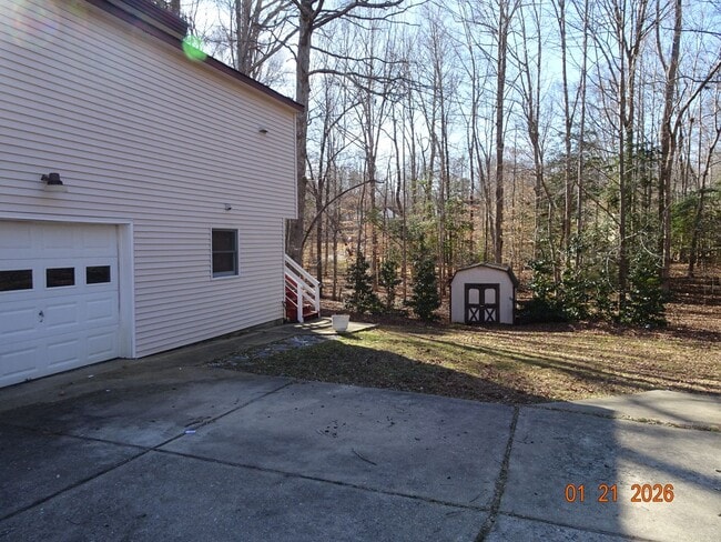 Building Photo - 4 bedrooms 2.5 bathrooms Single Family Home for Rent