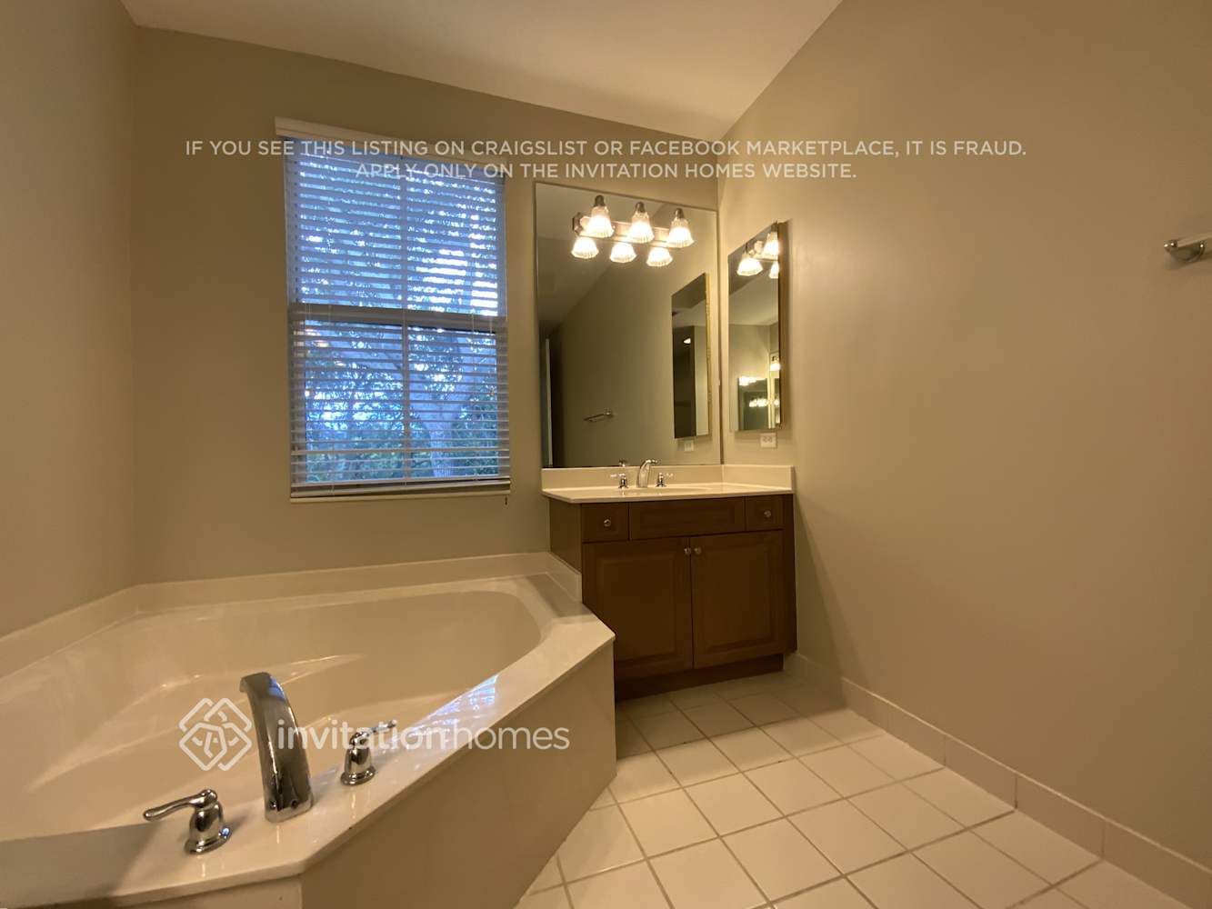 Building Photo - 102 W Prive Cir