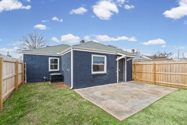 Building Photo - 934 Garibaldi St SW