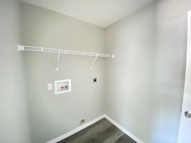 Building Photo - Great SW Location  Home - 3/2/2 **WON"T LA...
