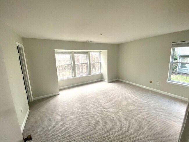 Building Photo - 3313 Sir Thomas Dr
