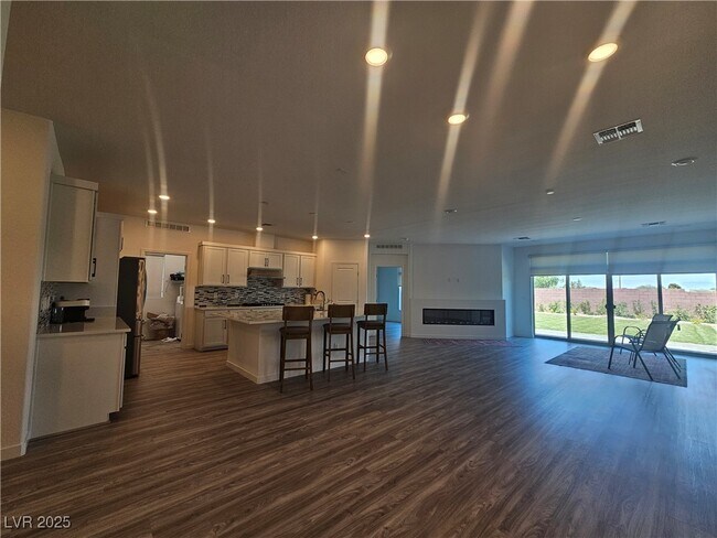 Building Photo - 6516 Twin Brks Ave