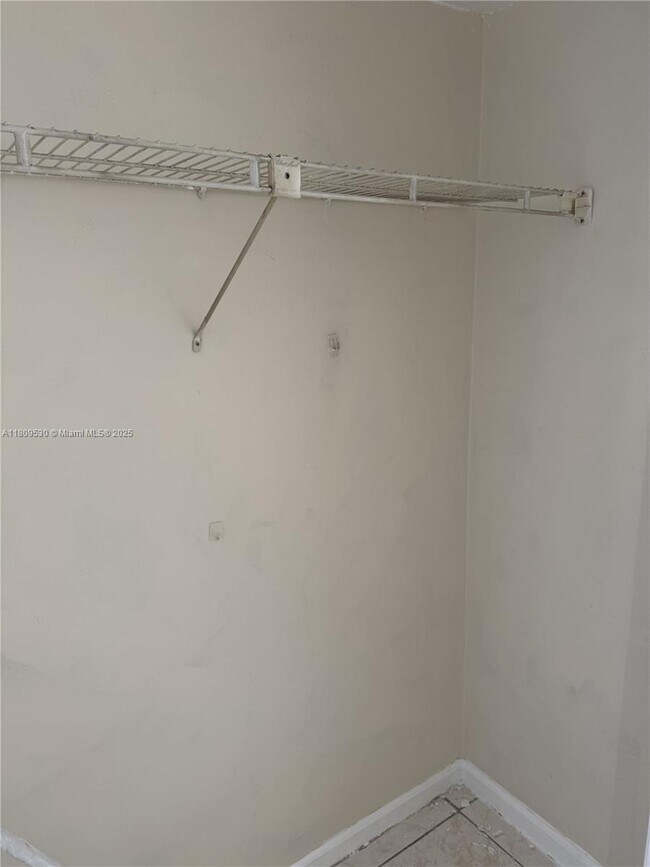 Building Photo - 1420 SW 28th Ave