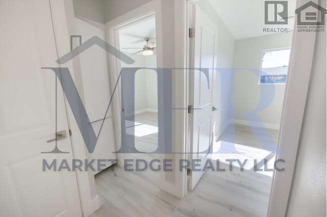 Building Photo - 4Bed/2Bath House at University/Dobson--Complete Remodel w/Pool!