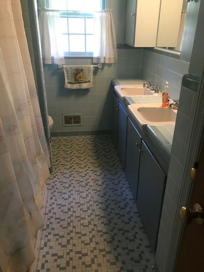 Building Photo - 3 Bed, 1.5 Bath Home