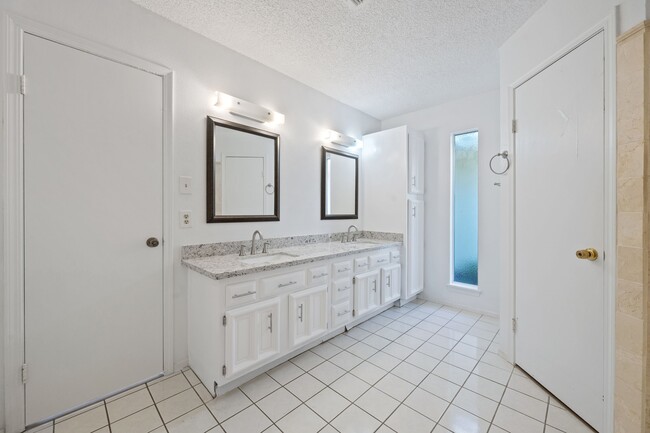 Building Photo - 3819 Deerbrook Dr