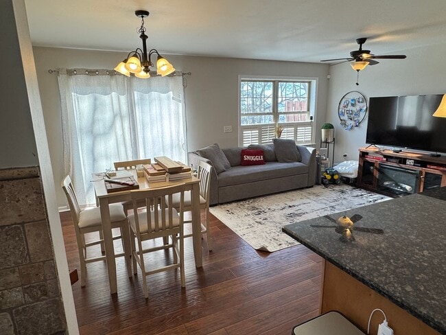 Building Photo - Beautiful Three Bedroom Townhouse