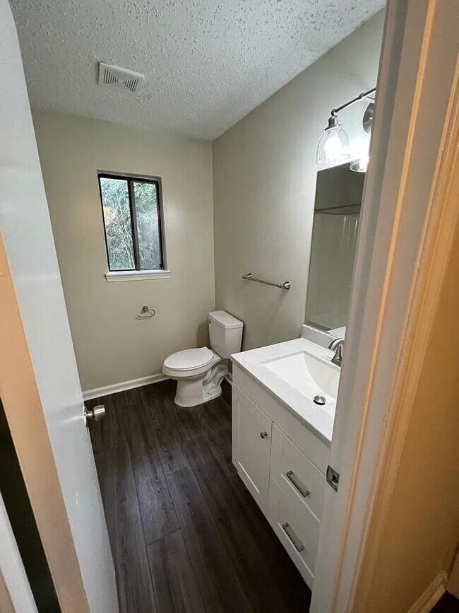 Building Photo - Newly renovated Quadplex with close proximity to Harbison Blvd - 3643 Apt A