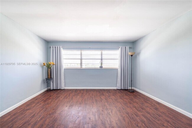 Building Photo - 1855 NE 121st St