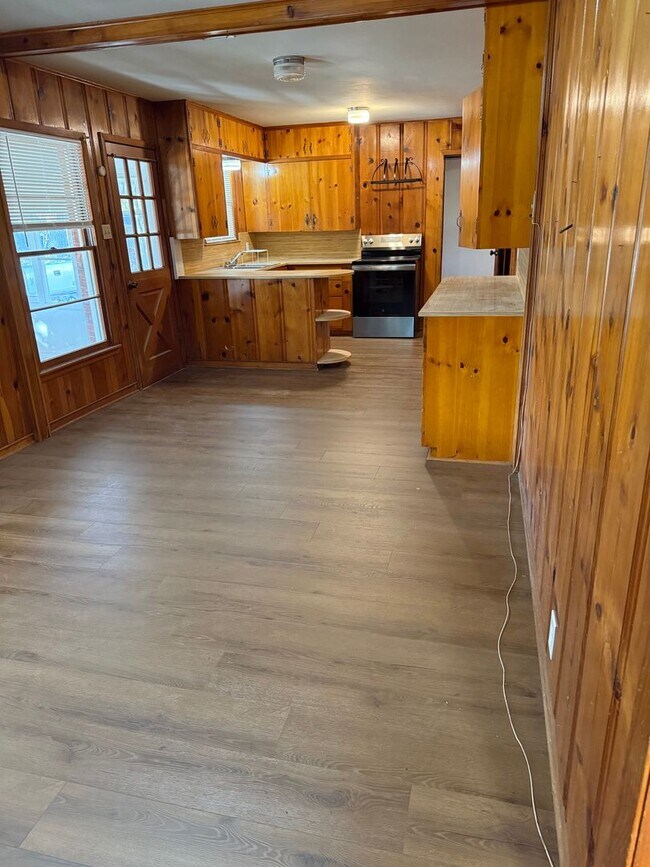 Building Photo - 3 Bedroom 3 Bath on an 1 Acre Landlord does yard