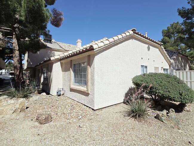 Building Photo - 1612 N Torrey Pines Dr