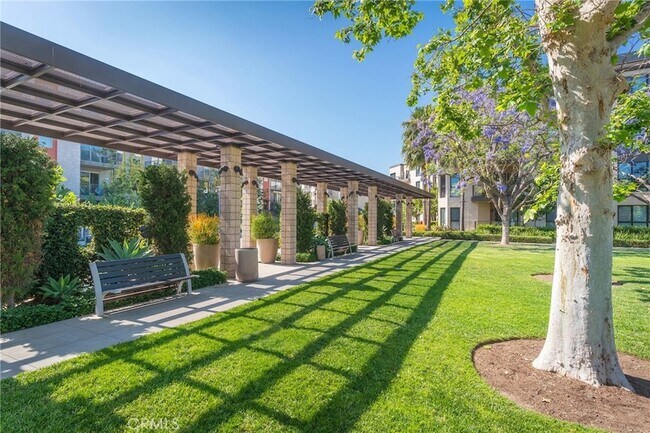 Building Photo - 3211 Rivington