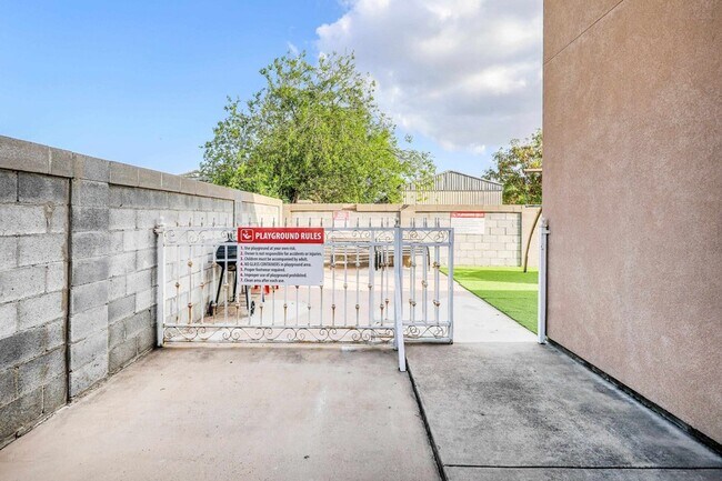 Building Photo - 205 W San Carlos St