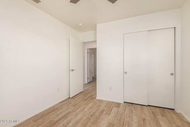 Building Photo - 929 E Saragosa St