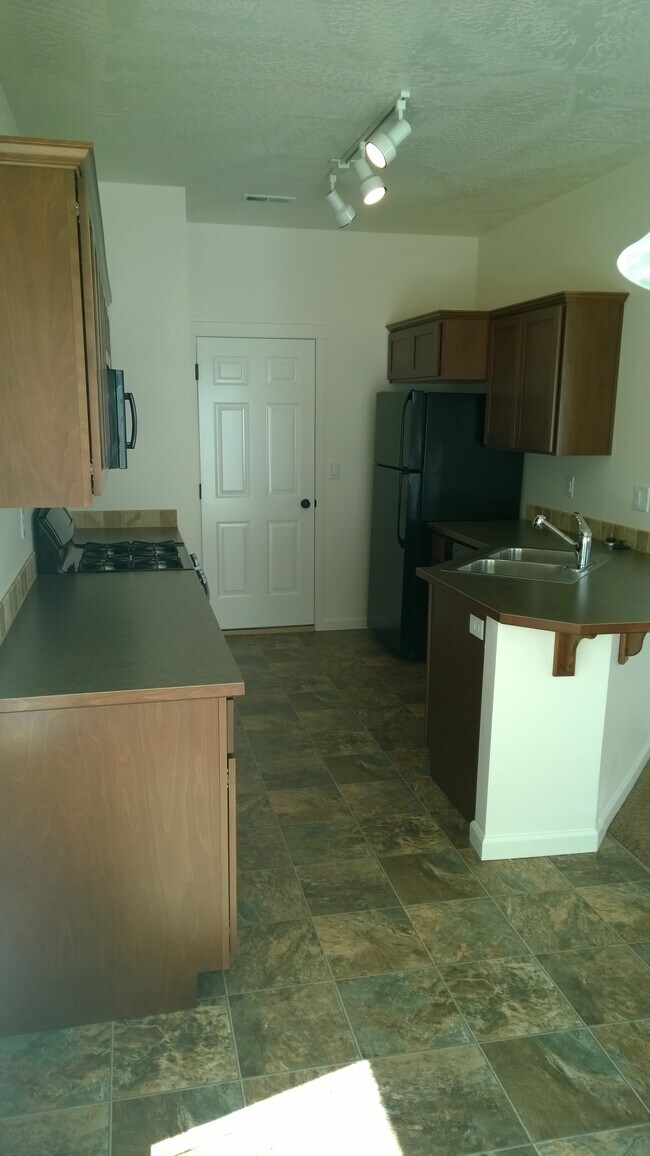 Building Photo - 7761-7784 Wyeth Ct